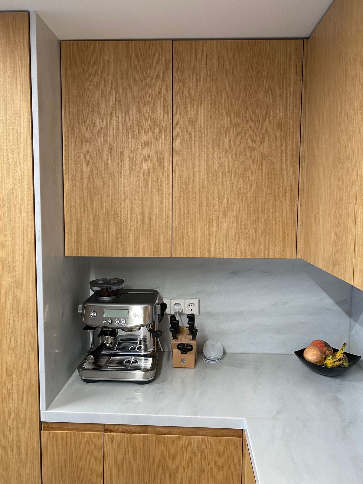 Travertine-effect worktops